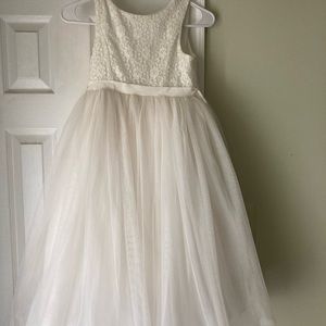 Off white David’s Bridal flower girl dress. Size 8. Worn one time!